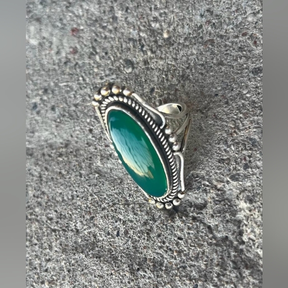 Stunning Emerald Colour Cocktail Ring - Picture 3 of 7